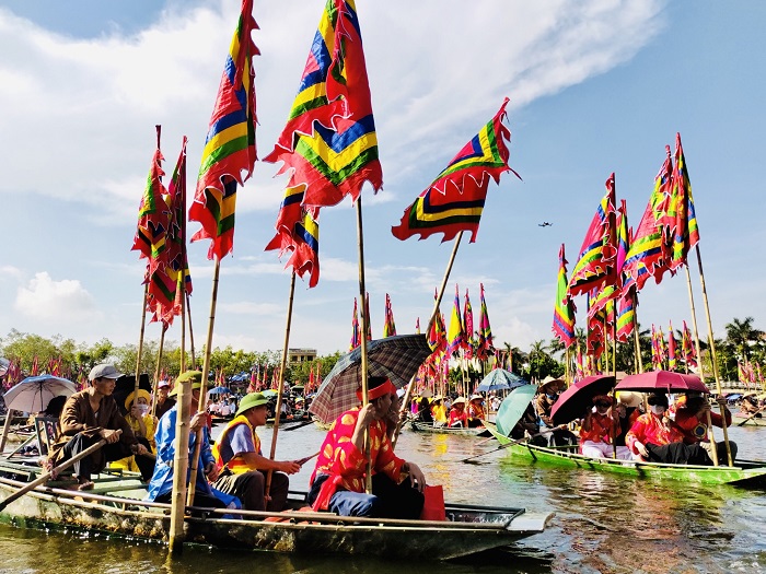 Nhộn nhịp lễ hội trên dòng sông Ngô Đồng ngày khai mạc Tuần Du lịch Ninh Bình năm 2023. Ảnh: Hạ Tinh